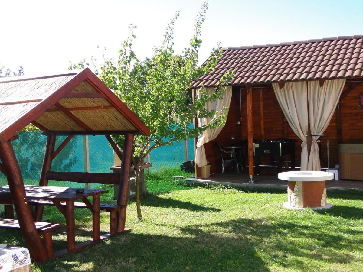 Vadrozsa Vendeghaz-Apartman Demjén Exteriör bild
