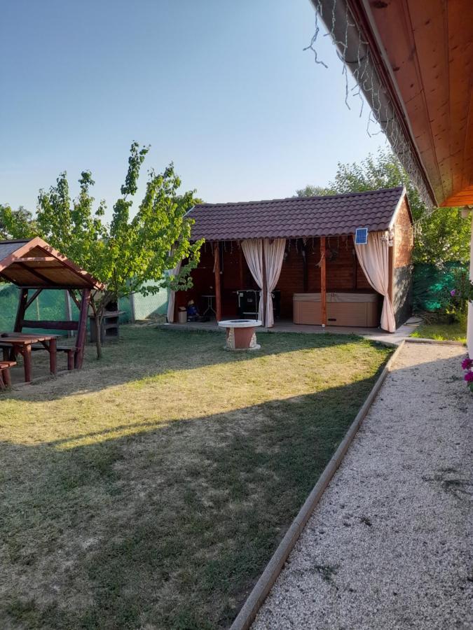 Vadrozsa Vendeghaz-Apartman Demjén Exteriör bild